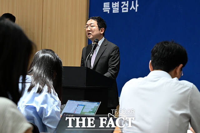 정민영 특검보가 12일 오전 서울 서초구 순직해병 특검팀 사무실에서 정례 브리핑을 하고 있다. /서예원 기자