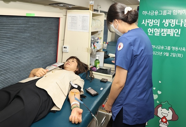 하나금융그룹은 지역사회 의료 현장의 혈액 부족 문제 해소 및 공공보건 증진에 기여하기 위해 그룹 임직원이 자발적으로 참여하는 사랑의 생명나눔 헌혈 캠페인을 실시했다. 2일 오전 하나금융 명동사옥에서 진행된 헌혈 캠페인 행사에서 임직원이 헌혈에 참여하고 있다. /하나금융