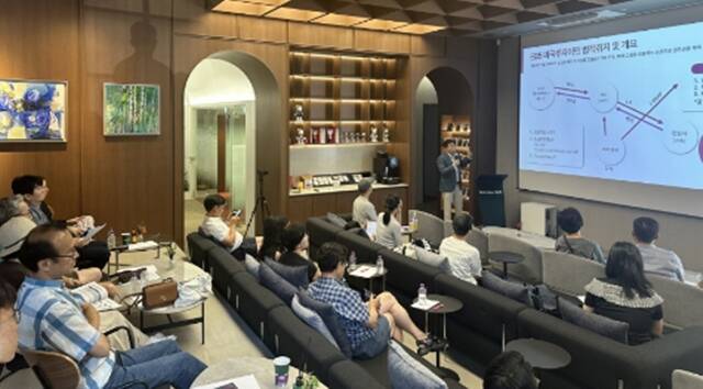 온누리국제법인이 오는 27일 서울 강남구 역삼동 본사 회의실에서 영주권 취득 프로그램인 EB-5 비자에 대한 VIP 세미나를 개최한다. 사진은 지난달 진행된 EB-5 투자 세미나 모습. /온누리국제법인