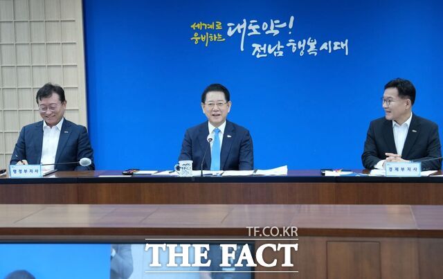 김영록도지사가 실국장 정책회의에서 발언하고 있다./전남도