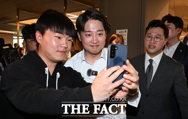 정치권에서는 이 대표의 조국 때리기가 단순한 설전이 아닌 2030 세대의 표심을 겨냥한 ‘지지층 결집 전략’이라는 평가가 나온다. 사진은 대구 북구 경북대학교 대구캠퍼스 학생식당에서 학생들과 기념사진을 찍고 있는 이 대표. /임영무 기자