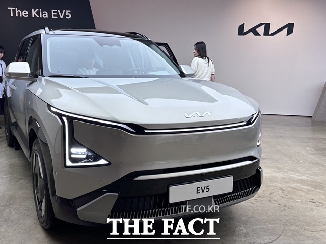 2일 서울 강남구 프로젝트 스페이스 라인에서 열린 더 기아 EV5 미디어 데이에 EV5가 전시되고 있다. /황지향 기자