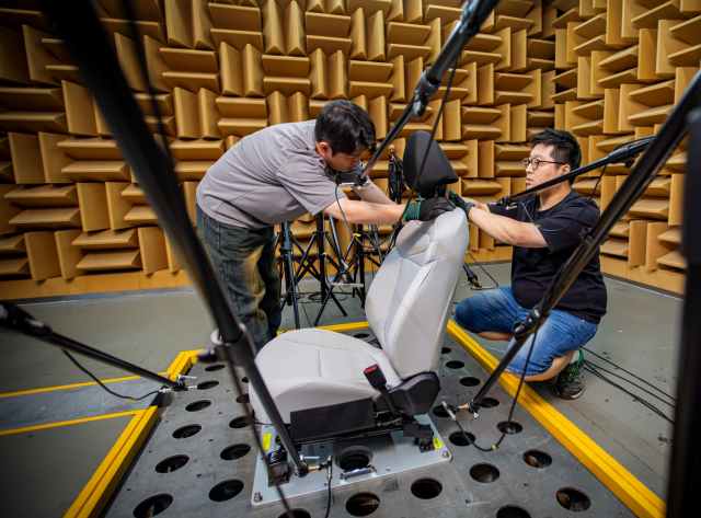 현대트랜시스는 지난달 JD파워가 발표한 2025 시트 품질 만족도 조사 일반 브랜드 부문 중대형차 시트 평가에서 1위(현대자동차 쏘나타)에 올랐다고 2일 밝혔다. 현대트랜시스 시트 복합환경진동(BSR) 시험 현장. /현대트랜시스