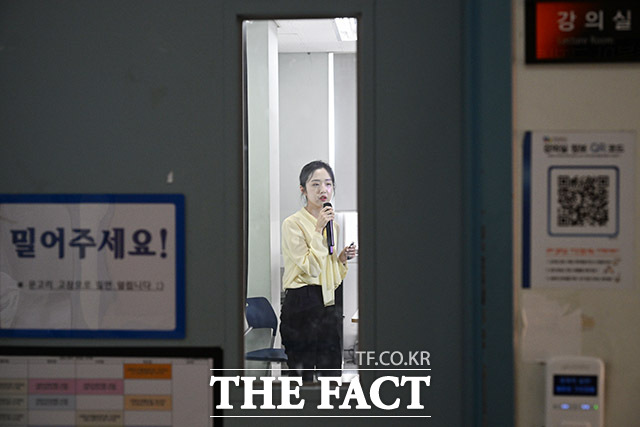 인천대학교 교수로 임용된 유승민 전 의원의 딸 유담 씨가 2일 오전 인천 연수구 인천대학교에서 강의를 하고 있다. /인천=남용희·박헌우 기자