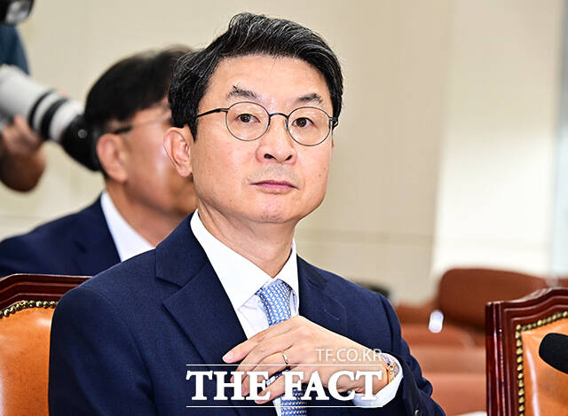 이억원 금융위원장 후보자가 2일 오전 서울 여의도 국회 정무위원회에서 열린 인사청문회에 참석해 의원들의 의사진행 발언을 듣고 있다. /국회=배정한 기자