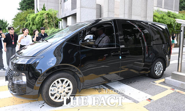 특검이 수사망을 조일수록 단일대오에 균열이 생기고 국민의힘 목소리에 힘이 실리지 않을 가능성이 크다. 사진은 내란 사건을 수사하는 조은석 특별검사팀 차량이 2일 국회 의결 방해 의혹을 받는 추경호 전 국민의힘 원내대표의 서울 도곡동 자택 압수수색을 마친 뒤 자택을 나서고 있는 모습. /이새롬 기자