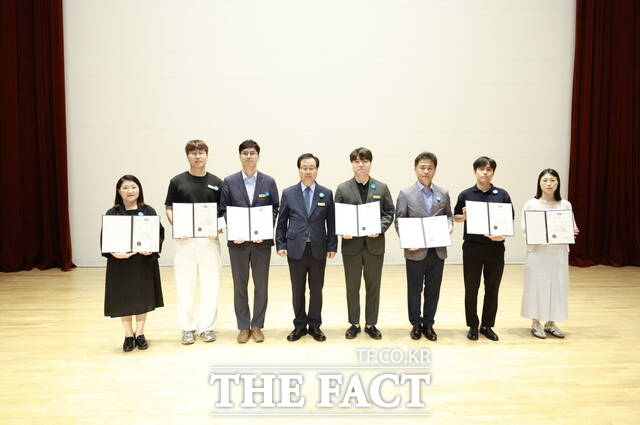 1일 완주군이 군정발전과 군민의삶의 질 향상에 기여한 적극행정 우수 공무원을 선정, 표창과 포상금을 수여하고 기념 사진을 찍었다. /완주군