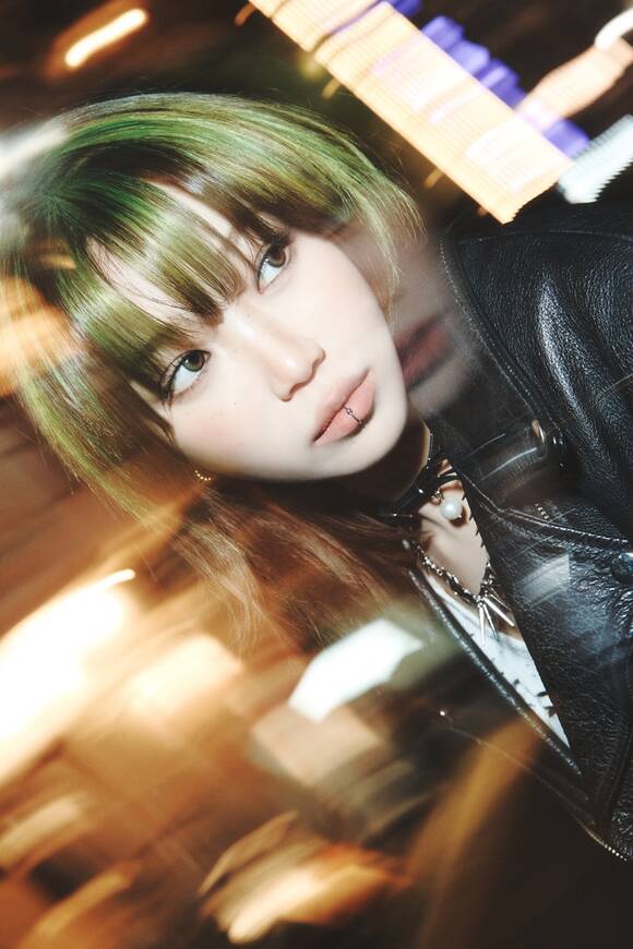 그룹 르세라핌이 김채원이 10월 16일 공개되는 일본 넷플릭스 시리즈 로맨틱 어나니머스의 주제곡 고백을 부른다. 이 곡은 1999년 발매된 박혜경의 고백을 리메이크한 것으로 19일 음원으로 먼저 발매된다./쏘스뮤직