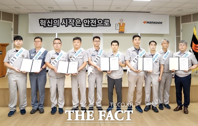 한국타이어 안종선 사장과 한국노총 한국타이어 노조 현복환 위원장 등 노사 관계자들이 2일 안전혁신활동 선포식에서 결의문 서명 후 기념 촬영을 하고 있다. /한국타이어