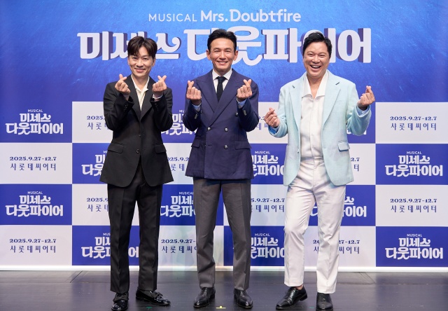 정상훈 황정민 정성화(왼쪽부터)가 뭉친 미세스 다웃파이어는 이혼 후 자녀들과 떨어져 지내게 된 아빠 다니엘이 유모로 변장해 가족 곁으로 다시 다가가는 이야기를 그린다. /샘컴퍼니