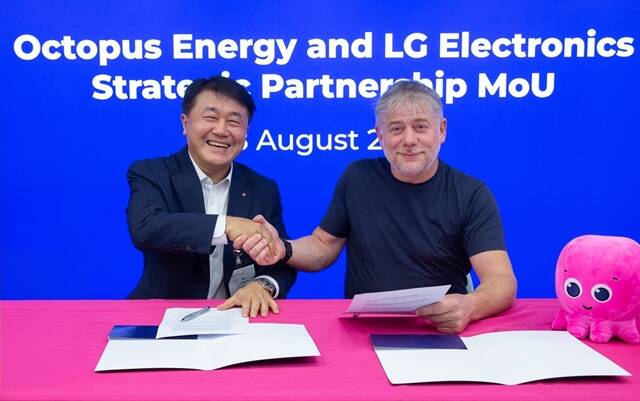 윤태봉 LG전자 해외영업본부장 부사장(왼쪽)과 그레그 잭슨 옥토퍼스 CEO 겸 설립자가 지난달 28일 영국 런던 옥토퍼스 본사에서 클린테크 분야 전략적 협업을 위한 양해각서를 체결한 뒤 기념 촬영을 하고 있다. /LG전자