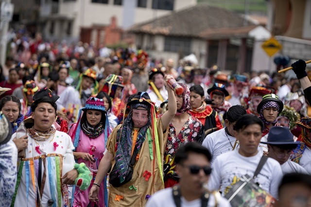 새해 행사를 하고 있는 에콰도르 국민. / AP·뉴시스