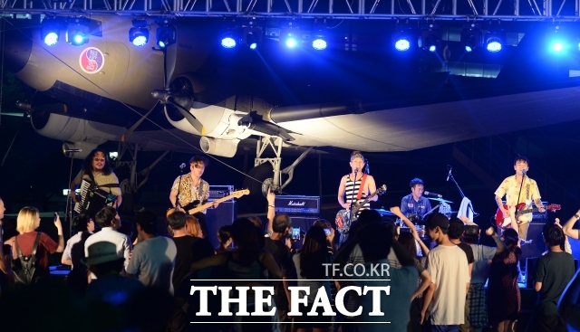 크라잉넛이 인디 30주년을 맞은 올해 데뷔 30주년을 맞았다. 이들은 기존 한국 음악에서 없었던 새로운 시도와 변화의 물결이었고 기존에 없던 시스템을 차례로 고쳐나갔다. 인디 신의 발전은 공연장에서 흘린 땀방울의 가치라고 돌아봤다. 사진은 2016년 여의도공원에서 개최한 콘서트 당시 모습. /더팩트 DB