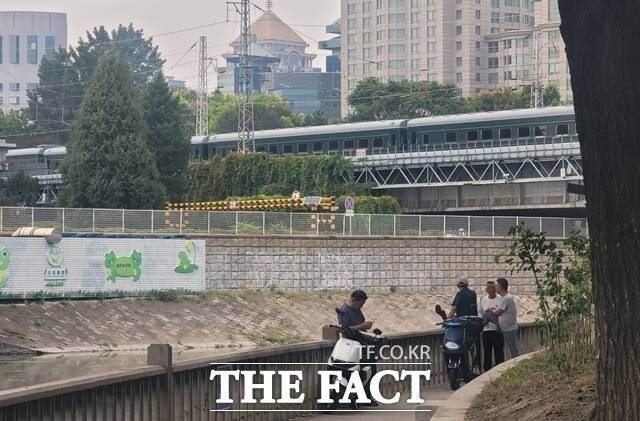 정은 북한 국무위원장이 탑승한 것으로 추정되는 열차가 이날 오후 중국 베이징역 인근에 진입하는 모습. /베이징=뉴시스