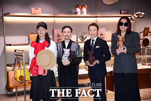 2일 서울 강남구 청담동 MCM 하우스에서 열린 베어브릭 인 MCM 원더월드(BE@RBRICK in MCM Wonderland) 전시에서 참여 작가들이 베어브릭 작품을 들어 보이고 있다. 왼쪽부터 노부키 히즈메 작가, 켄 야시키 작가, 이사오 우에하라 인덴야 대표, 타츠히코 아카시 메디콤토이 CEO. /MCM