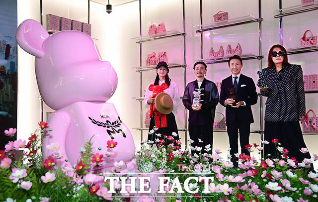 2일 서울 강남구 청담동 MCM 하우스에서 열린 베어브릭 인 MCM 원더월드(BE@RBRICK in MCM Wonderland) 전시에서 참여 작가들이 베어브릭 작품을 들어 보이고 있다. 왼쪽부터 노부키 히즈메 작가, 켄 야시키 작가, 이사오 우에하라 인덴야 대표, 타츠히코 아카시 메디콤토이 CEO. /MCM