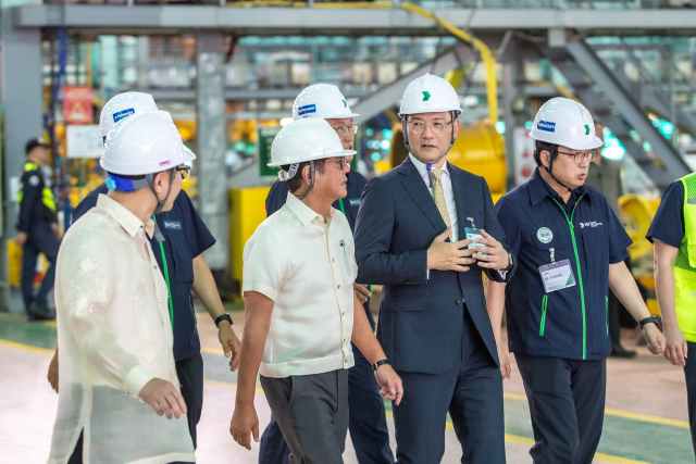 페르디난드 마르코스 주니어 필리핀 대통령(왼쪽 두 번째)과 김성준 HD한국조선해양 대표(왼쪽 세 번째)가 2일 HD현대필리핀조선소를 둘러보며 환담을 나누고 있다. /필리핀 대통령실