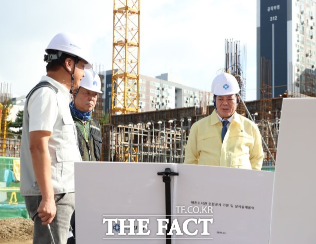 최대호 안양시장이 평촌도서관 공사 현장에서 안전 사항을 점검하고 있다./안양시