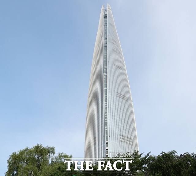 롯데그룹은 예측 가능한 수시채용을 통해 마니아형 인재를 뽑을 계획이라고 2일 밝혔다. /더팩트 DB