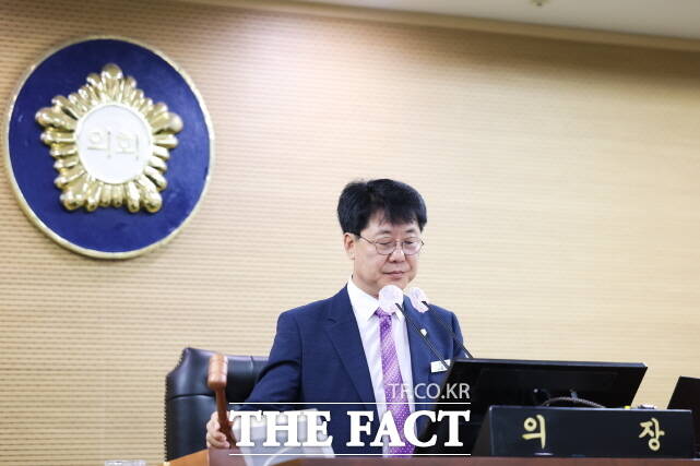 김기준 청양군의장이 1일 청양군의회 제314회 임시회 제2차 본회의에서 의결을 하고 있다. /청양군의회