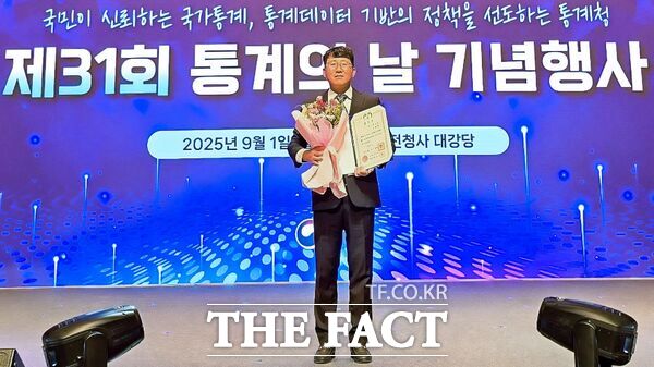 이상인 충남대학교 정보통계학과 교수가 1일 정부대전청사에서 개최된 제31회 통계의 날 기념식에서 국가통계 발전에 기여한 공로를 인정받아 대통령 표창을 수상했다. /충남대학교