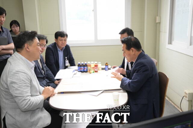 백성현 논산시장이 1일 관내 상경에프앤비와 경성지대공업를 차례로 방문하고 애로사항을 청취하고 있다. /논산시