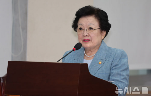 국가교육위원회는 정권에 관계없이 사회적 합의에 기반한 교육비전, 중장기 정책 방향과 교육제도 개선 등 국가교육발전계획 수립, 교육정책에 대한 국민의견 수렴·조정 업무를 위한 대통령 소속 위원회다. 하지만 이배용 전 위원장이 김건희 여사에 인사 청탁을 요구했다는 의혹으로 최근 사퇴했고 일부 위원들은 극우 관련 교육 단체인 리박스쿨과 연관됐다는 의혹을 받고 있다. 사진은 지난달 25일 국회 교육위원회에서 발언하는 이배용 전 위원장 /사진=뉴시스