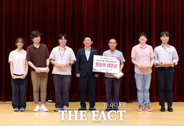 대전 서구는 1일 구청 구봉산홀에서 전 직원이 참여하는 9월 소통과 공감의 만남 행사를 진행했다. 서철모 구청장이 신발 던지기 경품 행사 발끝의 행운 이벤트 우승자에게 상품을 전달하고 있다. /대전 서구