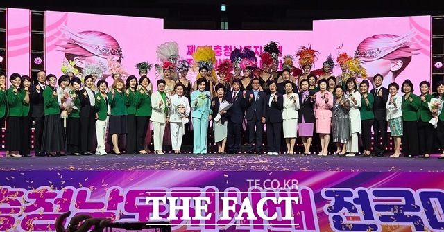 제9회 충남도시자배 전국미용경연대회 수상자들이 단체 기념촬영을 하고 있다. /건양사이버대