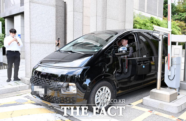 내란 사건을 수사하는 조은석 특별검사팀 차량이 2일 국회 의결 방해 의혹을 받는 추경호 국민의힘 전 원내대표의 서울 도곡동 자택 압수수색을 마친 뒤 자택을 나서고 있다. /이새롬 기자