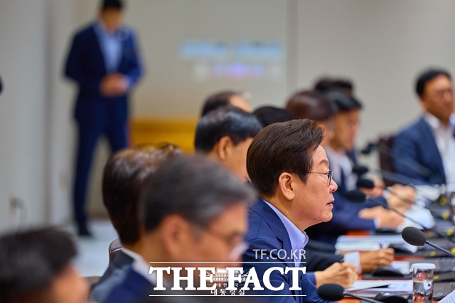 이재명 대통령은 2일 국무회의에서 산업재해 단속 강화로 건설경기가 죽는다는 주장에 대해 불법과 비인권으로 건설산업 경기를 활성화해서야 되겠나고 강하게 질타했다. 이 대통령이 8월 29일 오전 용산 대통령실에서 주재한 제39회 국무회의에서 발언하고 있다. /대통령실