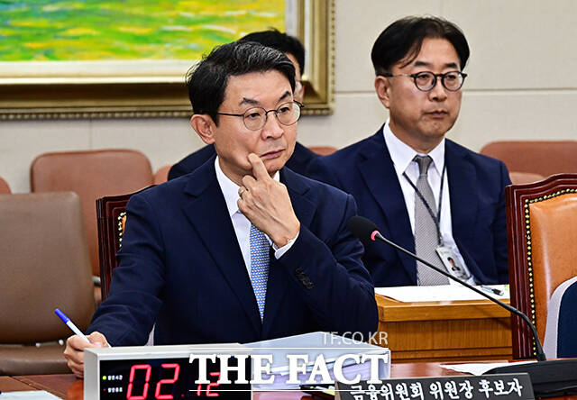 의원들의 의사진행 발언 듣는 이억원 금융위원장 후보자.