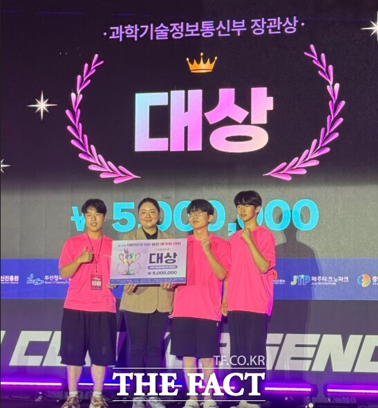 31일 세종공동캠퍼스서 duffls ‘제12회 대한민국 소프트웨어 SW 융합 해커톤 대회’에서 충남 지역의 고등학생 ‘MAKERSCHOOL’팀(한지우·장남우·최시온)이 대상을 수상한 후 기념촬영을 하고 있다. /충남TP