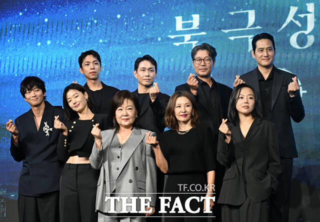 배우 강동원과 주종혁, 오정세, 유재명, 박해준, 이상희, 이미숙, 김해숙, 전지현(왼쪽부터 시계방향)이 2일 서울 광화문 포시즌스 호텔 서울에서 열린 디즈니+ 새 오리지널 시리즈 북극성의 제작발표회에 참석해 포즈를 취하고 있다. /이새롬 기자