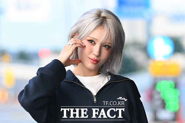 가수 전소미가 2일 오전 해외 일정 참석차 서울 강서구 김포국제공항을 통해 일본 도쿄로 출국하며 포즈를 취하고 있다. /김포국제공항=서예원 기자