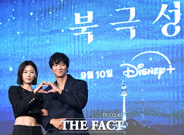 배우 전지현(왼쪽)과 강동원이라는 꿈의 조합을 완성한 디즈니+ 북극성이 국내를 넘어 전 세계 시청자들을 매료시킬 수 있을지 이목이 집중된다. /이새롬 기자