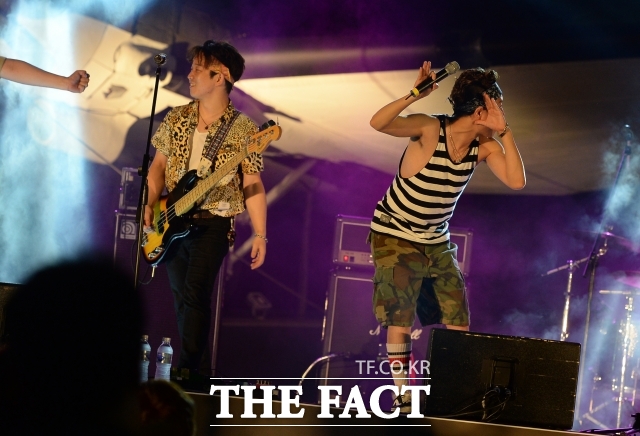 크라잉넛은 인디의 매력은 메이저 가요 신과 매체의 검열에서 자유로울수 있는 표현과 그로 인한 생명력이다. 파격 속에서 새로운 것이 나오기 마련이다. 못한다고 계속 안 하게 되면 변하는건 없다고 강조했다. /더팩트 DB