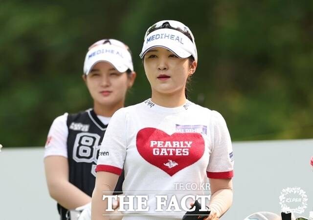 이예원(오른쪽)과 박현경이 Sh 수협은행 MBN 여자오픈에서 그린을 보고 있는 모습./KLPGA