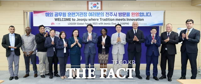 2일 전북 전주시청사 회의실에서 베트남과 페루, 필리핀 등 9개국에서 온 공무원교육훈련기관장, 우범기 전주시장이 참석한 가운데 전통과 혁신 담은 전주시 비전과 행정 노하우, 주요 정책 등을 듣는 시간을 가졌다. /전주시