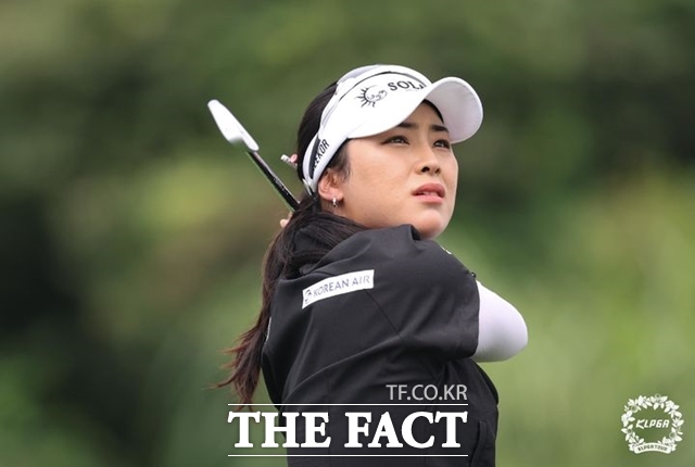지난달 일시 귀국한 윤이나가 삼다수 마스터즈 대회에서 아이언 샷을 하는 모습./KLPGA