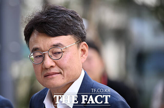 인사 청탁 의혹을 받고 있는 박성근 전 국무총리 비서실장이 2일 오후 서울 종로구 KT광화문빌딩 웨스트에 마련된 김건희특검 사무실로 출석하며 취재진을 바라보고 있다. /임영무 기자