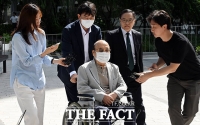  [현장FACT] '나토 순방 목걸이·인사청탁' 이봉관, 휠체어 타고 특검 출석 (영상)