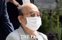  '반클리프 아펠' 인사청탁 이봉관 회장, 휠체어 타고 특검 출석 [TF사진관]