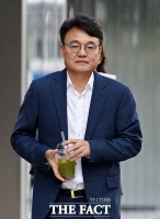  음료 들고 특검 출석하는 박성근 전 총리 비서실장 [포토]