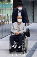  휠체어 의지해 김건희 특검 출석하는 이봉관 서희건설 회장 [포토]
