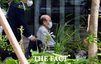 '나토 목걸이' 이봉관 서희건설 회장 7시간 만에 조사 종료