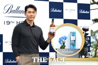 춘천에 불시착한 '발렌타인의 신사' 현빈 [TF사진관]