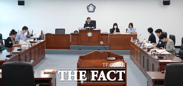 대전 동구의회가 3일 의원연구단체인 ‘기업하기 좋은 환경 조성 연구 모임’과 ‘정원조성과 인구유입 실효성 연구 모임’ 정책 연구용역 심의위원회 제2차 회의를 개최했다./대전 동구의회