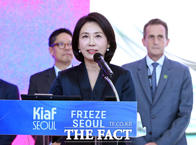 이재명 대통령의 부인 김혜경 여사가 3일 서울 강남구 코엑스에서 열린 키아프 서울(Kiaf SEOUL) 2025, 프리즈 서울 2025(Frieze Seoul 2025) 개막식에 참석해 축사를 하고 있다.