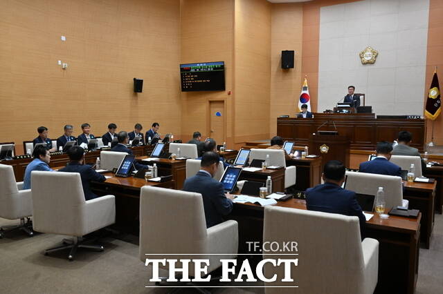 3일 완주군의회가 제295회 완주군의회 임시회 제1차 본회의를 열고 유의식 의장이 완주·전주 통합에 있어 군민의 압도적 반대가 있음을 강조했다. /완주군의회